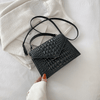 Eleganz: Die Schultertasche mit Verschluss und Ketten