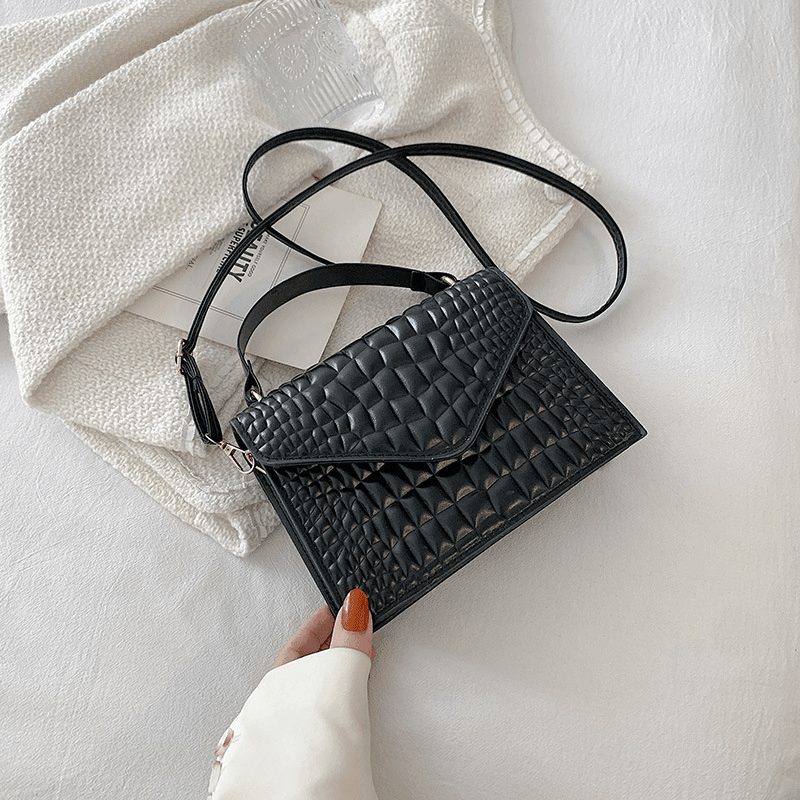 Eleganz: Die Schultertasche mit Verschluss und Ketten