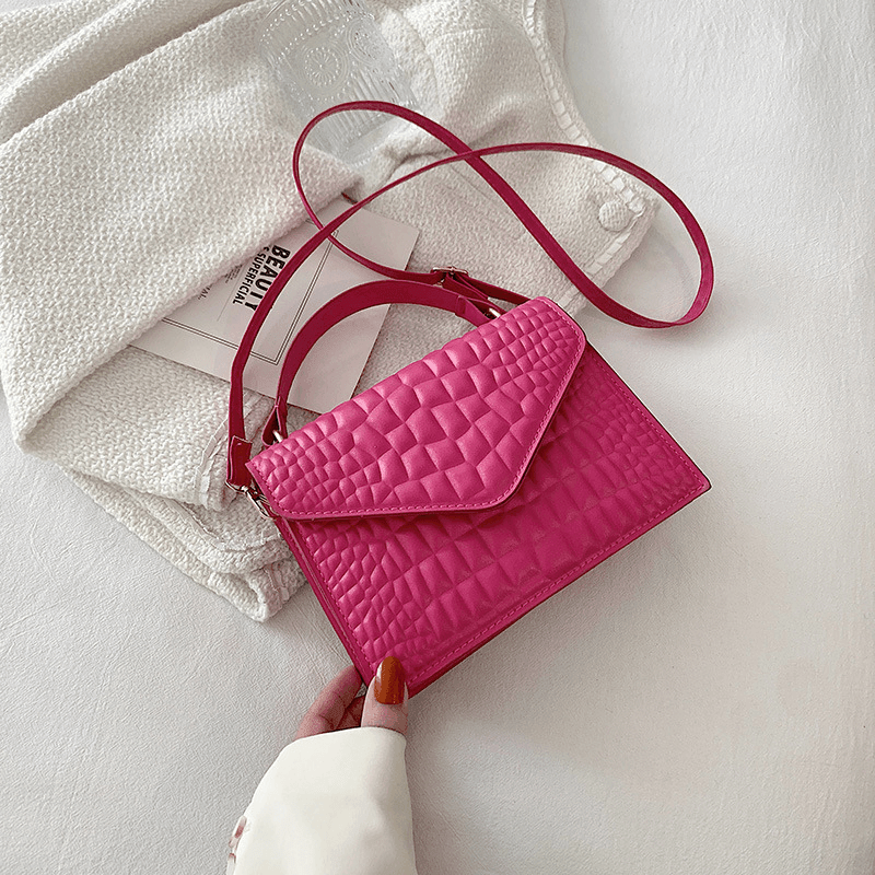 Eleganz: Die Schultertasche mit Verschluss und Ketten