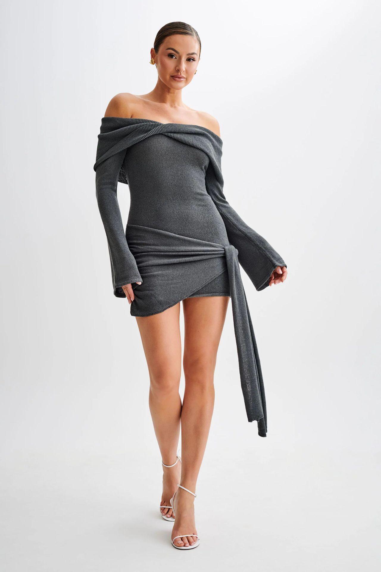 Strickkleid mit schulterfreiem unregelmäßigem Schnürdesign - Elegant und Bequem