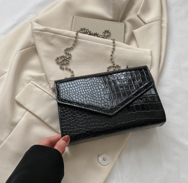 Eleganz: Die Schultertasche mit Verschluss und Ketten