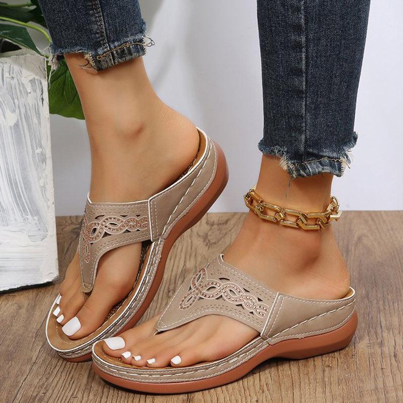 FENNJA Damen Clip Toe Wedge Sandalen - Sommer Flip Flops, Strassdetails
